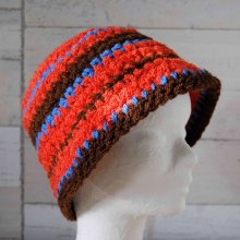 Chapeau enfant crocheté main couleur orange, marron et bleu