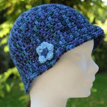 Chapeau cloche enfant en coton vert-bleue-violet avec fleur au côté bleue