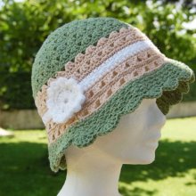 Chapeau cloche fil vert, taupe et blanc avec fleur blanche, délicatement ajouré