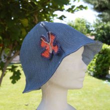 Chapeau cloche en jeans et carreaux bleu à fines rayures