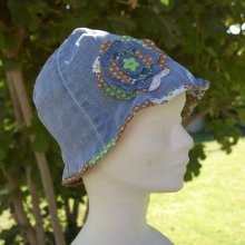 Chapeau en jeans pour enfant d'environ 4 ans