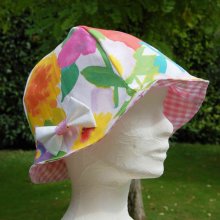 Chapeau cloche en coton fleuri et vichy rose avec noeud en broche