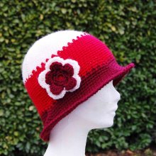Chapeau cloche bordeau, rouge et crème avec fleur