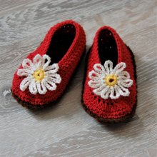 Chaussons crocheté main de couleur rouge semelle marron et marguerite sur le dessus