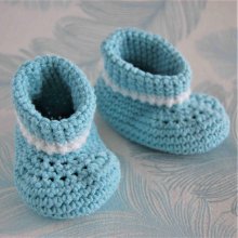 Chaussons/bottines couleur turquoise bordure blanc crocheté main