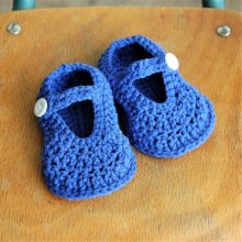Paire de chaussons à brides pour bébé de couleur bleu avec boutons blancs