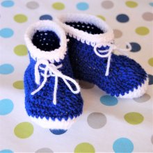 Paire de chaussures crochetées main de couleur bleues et blanches pour bébé 