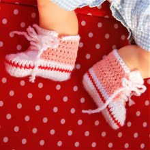 Paire de baskets crochetées main de couleur rouges, roses et blanches pour poupée