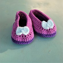 Paire de chaussons roses et violets avec un noeud vert d'eau
