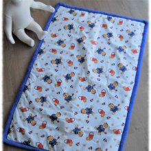 Couverture lit enfant en polaire bleu roi, doublée de ouatine et coton blanc motif ourson à la plage