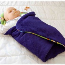 Couverture pour nouveau né en polaire bleue et à motifs robots sur fond vert