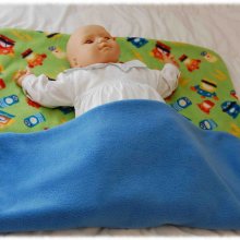 Couverture berceau ou landau robots double polaire bleu clair et motifs robots