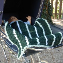 Couverture berceau crochetée main vert sapin, vert clair et blanc