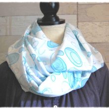 Echarpe tour de cou en voile de couleur turquoise et blanc avec motifs cercles