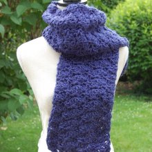 Echarpe bleue foncée motif écailles