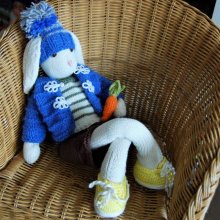 Lapin blanc en tenue d'hiver