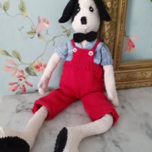 Poupée chien noir et blanc avec noeud papillon