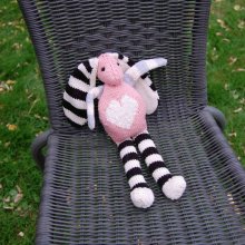 Doudou lapin à rayures avec coeur sur le ventre