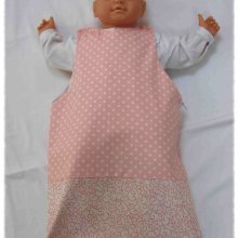 Gigoteuse été bébé en coton rose à pois blanc et ramage rose sur fond crème, intérieur