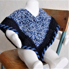 Poncho enfant 1-3 ans crocheté main fil blanc, bleu claire et bleu marine
