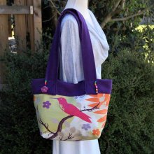 Grand sac en toile, aux couleurs vives et velours uni violet avec perles en bois et bouton fleur