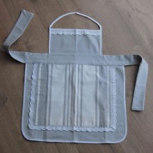 Tablier de protection pour enfant style d'antan en gabardine unie grise avec dentelle et tissus à rayures