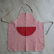 Tablier enfant en coton épais à carreaux rouges et beige, poche rouge et liens marron