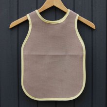 Tablier chasuble enfant en toile marron clair avec biais jaune clair