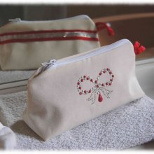 Trousse de toilette en toile beige et doublure satin rouge avec strass et ruban argent
