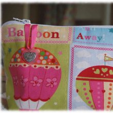 Pochette de toilette enfant en coton montgolfières et petites fleurs
