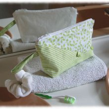 pochette en coton vert et blanc, avec attache et zip, doublée de coton blanc