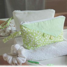 Trousse en coton vert et blanc, doublée de coton blanc fermée avec zip