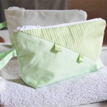 Trousse de toilette en coton vert et blanc avec zip blanc entièrement doublée