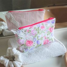 Trousse de toilette enfant ado ou adulte, en coton rosiers et coton rayures blanches et roses à zip rose frambois