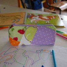Trousse patchwork de différents tissus, zip mauve et intérieur gris