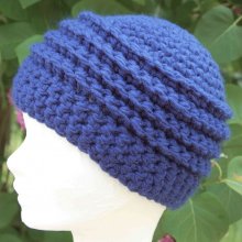 Chapeau enfant crocheté main avec fil épais bleu pétrole foncé