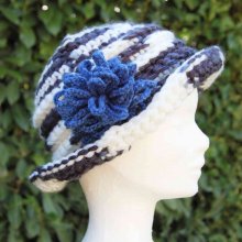 Chapeau cloche blanc noir et bleu à grosses mailles