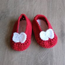 Paire de chaussons enfant crocheté main de couleur rouge et blanc