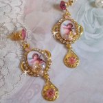 BO Anges Musiciens avec cabochons ovales en verre, ornée d’une chaine strass avec cabochons ronds Rose et Pink en Cristal sur intercalaires et estampes Dorées. Les clous sont en Laiton