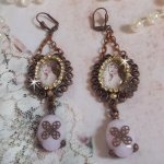 BO Blondy Roses créées avec des cabochons PureCrystal, des cabochons loupes, des médaillons et une chaîne strass