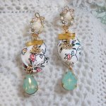 BO liberty de fleurs avec un ruban aux couleurs Rose/Jaune/Blanc et Vert, breloques papillons Dorés, boucles zirconium en Plaqué Or, un style bien rétro