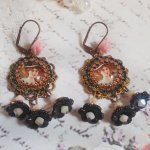 BO Elégant Black Hat créées avec des cabochons loupes, des perles en résine, des cristaux, des fleurs frosted et divers accessoires.