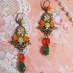 BO Fées Aloes Potiron représentant un cabochon d’une fée aux couleurs roses oranges/Vert Anis, cristaux, estampes et dormeuses Bronze en laiton. Une inspiration d’un être légendaire.