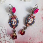 BO Marie et Jésus façon religieuse avec des cabochons strassés de couleur Saphir, roses en porcelaine fait par mes soins et une fine poudre Or, perles rondes filigranées, poires sur boucles estampes