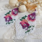 BO Fleurs de Cerisier montées aux rocailles de qualité en verre. Couleurs : Blanc, Rose, Fuchsia, Violet et Vert. S’ajoute aux rocailles des toupies Blanches Opaques avec des crochets en Argent 925.