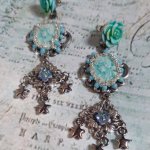 BO Tentations créées avec des camés d'un bleu light turquoise, des cristaux, une chaîne perlée de rocailles et des accessoires de qualité.  