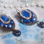 BO Leila avec des cabochons ovales de couleur Royal Blue à laquelle s’ajoute des cabochons ronds, perles nacrées et fleurs. Ils sont tous en Cristal, les dormeuses couleur Bronze sont en Laiton