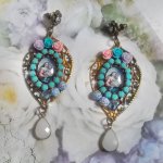 BO Vierge Marie et l’Enfant façon religieuse avec cabochons strassés couleur Turquoise, roses et cristaux. Montés sur estampes où j’ai appliqué une fine poudre Or. Une douceur avec les gouttes