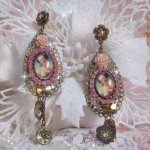 BO Rosalène de style baroque avec cabochons d’une femme attendrie envers son enfant, cristaux, étoiles en Zirconium Rose s/estampes Laiton, breloques en forme de fleurs émaillées sur clous d'oreilles