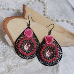 BO Look Coco avec cabochons représentant une femme et son perroquet, ornées d’une chaîne strass Corail et Noire, roses en résine couleur Rose et Blanc. Montées sur pendentifs en laiton. Belle Nature !